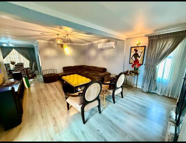 4 BEDROOM HOUSE FOR SALE IN HAYFIELDS